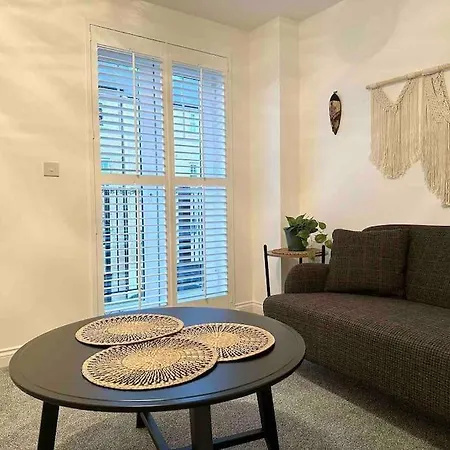 Serene Home Ideally Connected To Central London